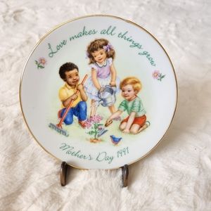 Avon Vintage (1991) Mother's Day Plate, "Love Makes All Things Grow"